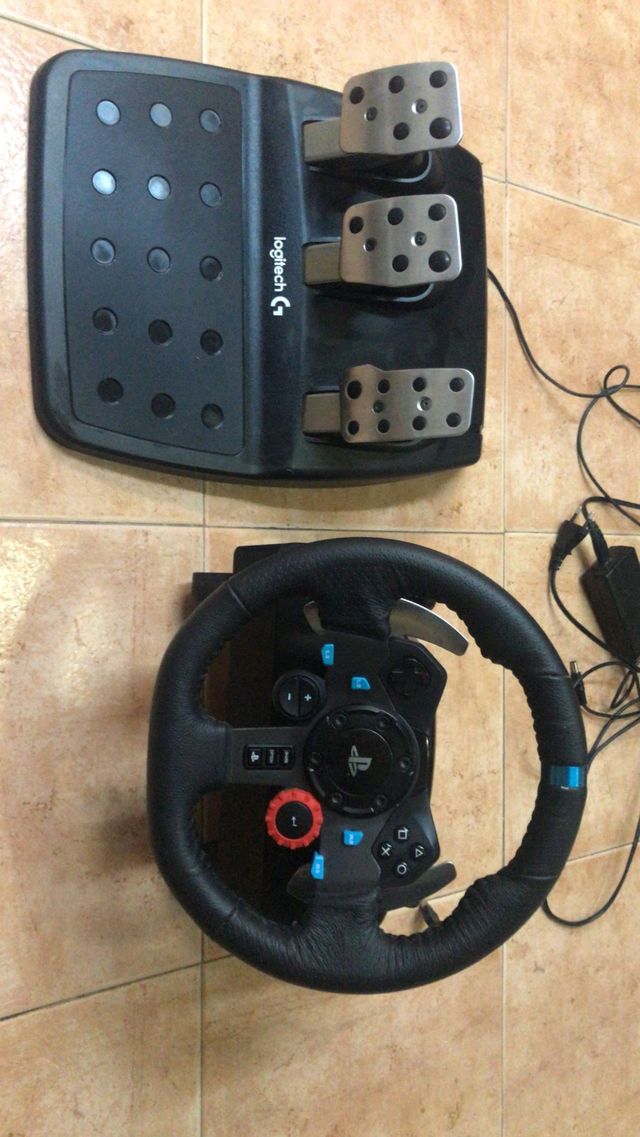 Volante Logitech G29 + Gran Turismo de segunda mano por 190 EUR en