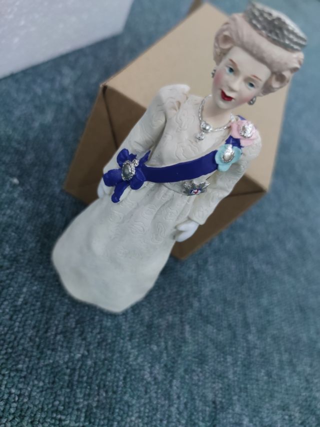 Regina Elisabetta statuetta 18cm