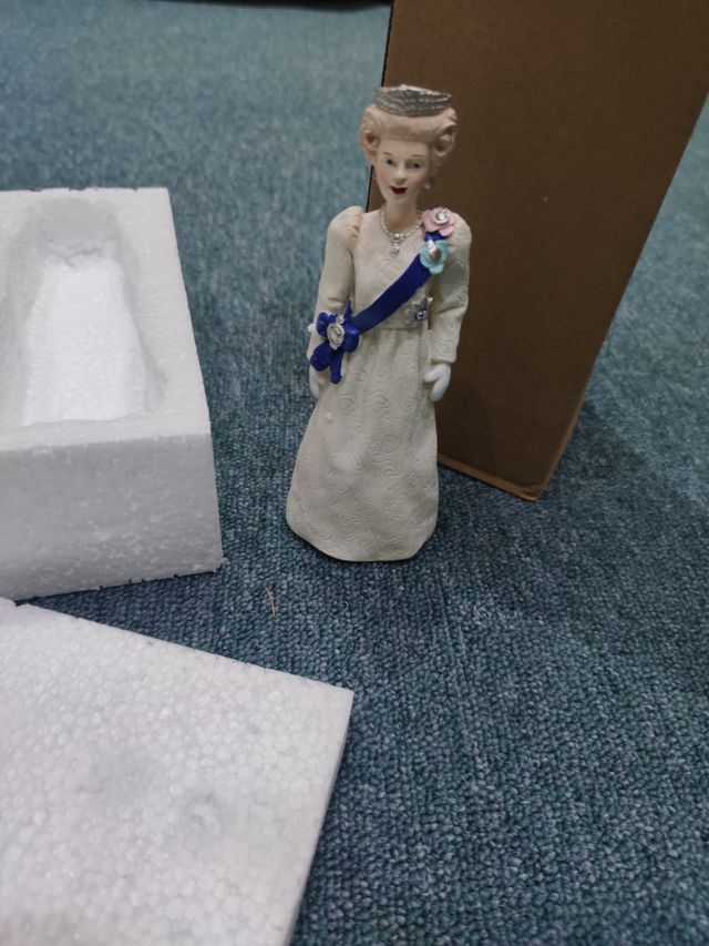 Regina Elisabetta statuetta 18cm