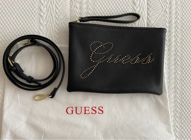 Bolso Guess tipo clutch nuevo.