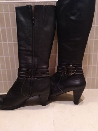 Botas altas negras con tacón 