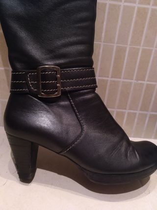 Botas altas negras con tacón 