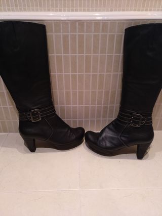 Botas altas negras con tacón 