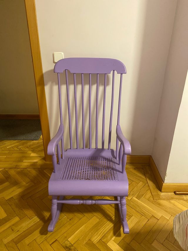 Mecedora pintada de morado