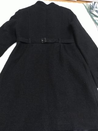 Abrigo negro de lana fría.