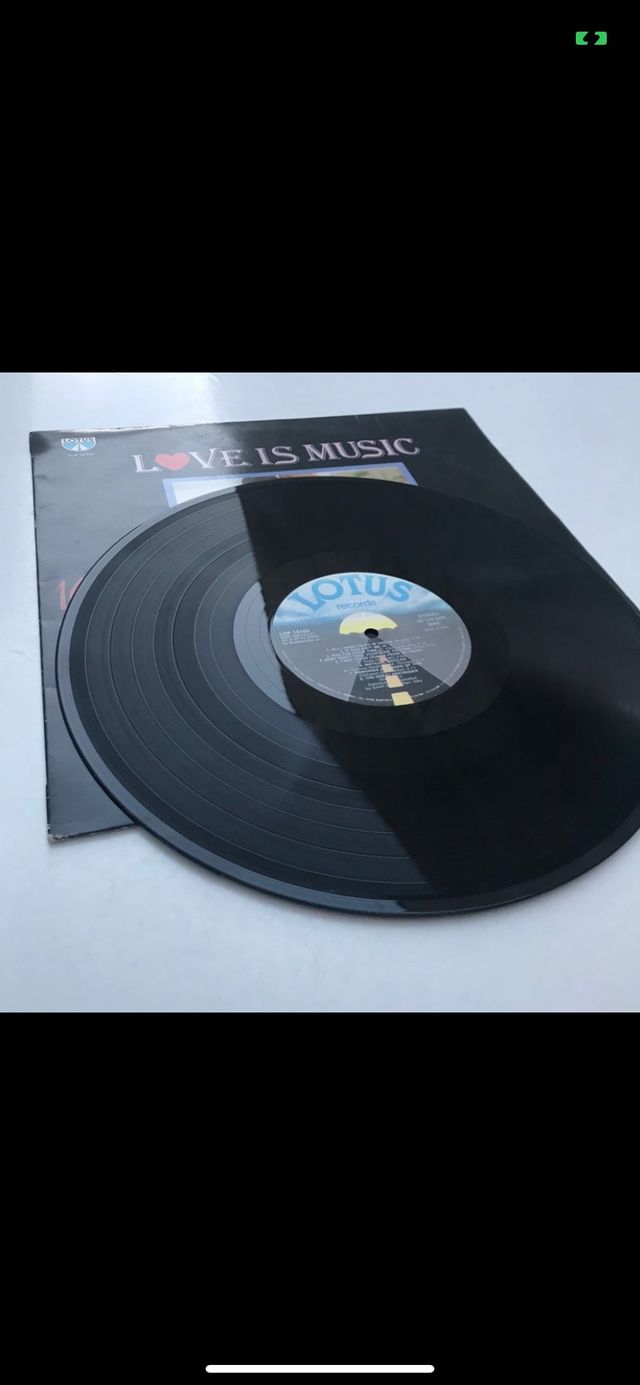 LOVE IS MUSIC  1988      MUY BUEN ESTADO!!