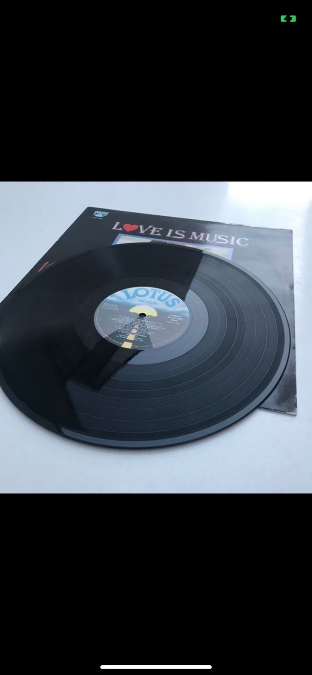 LOVE IS MUSIC  1988      MUY BUEN ESTADO!!
