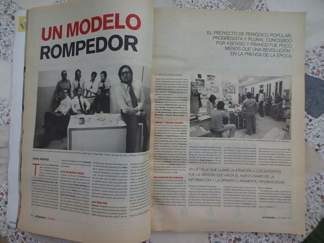 Revista Libro Especial 25 Años Periódico Español