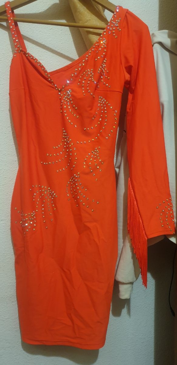 Vestido llamativo con adornos plateados