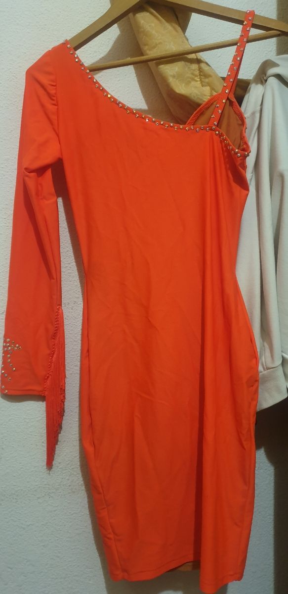 Vestido llamativo con adornos plateados