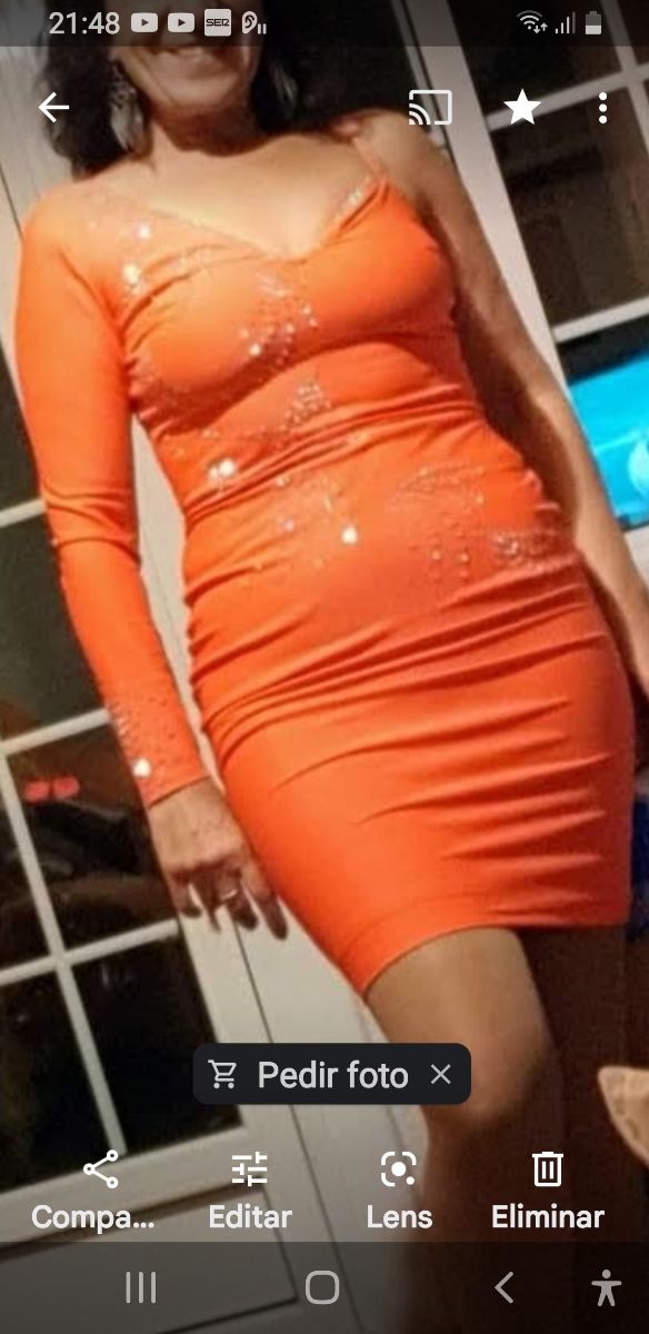 Vestido llamativo con adornos plateados