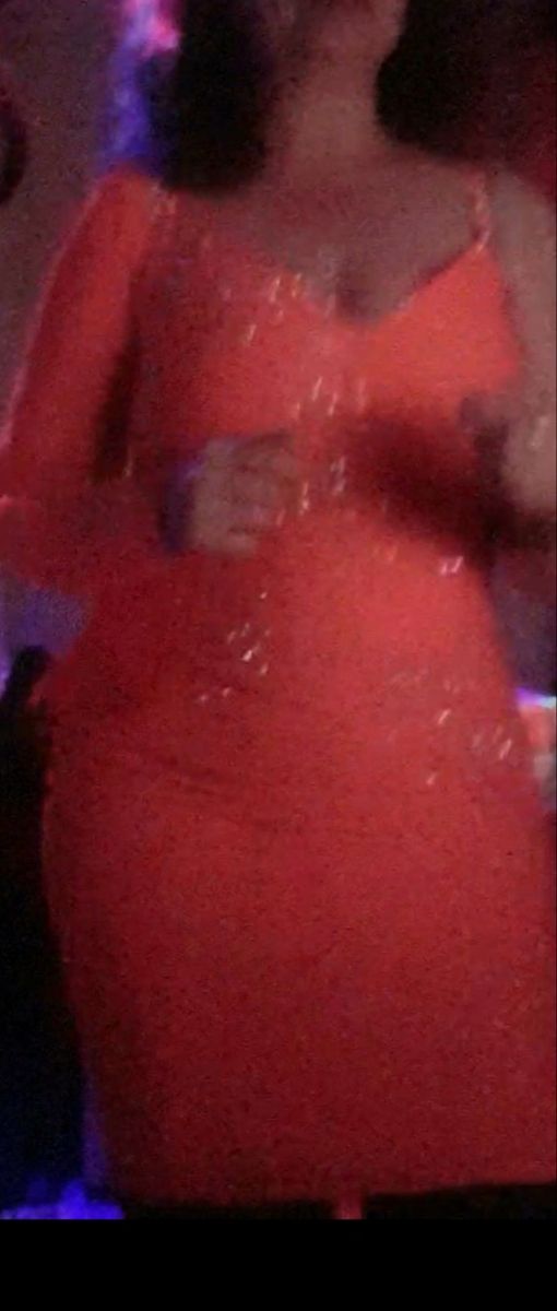 Vestido llamativo con adornos plateados