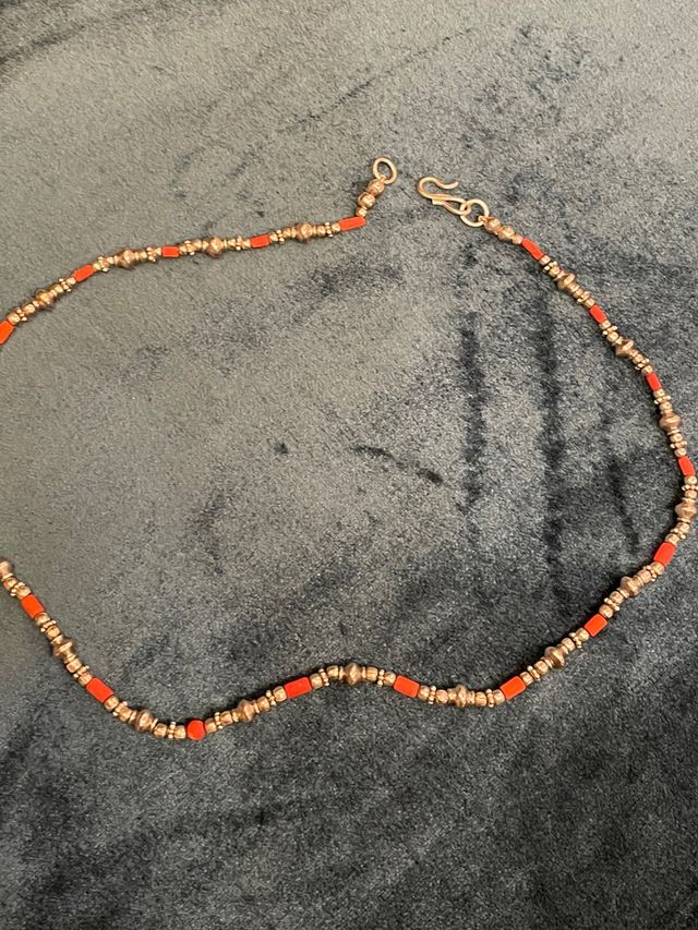 Cadenita plata y piedras rojas