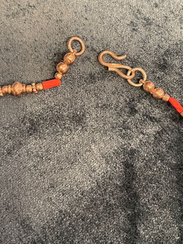 Cadenita plata y piedras rojas