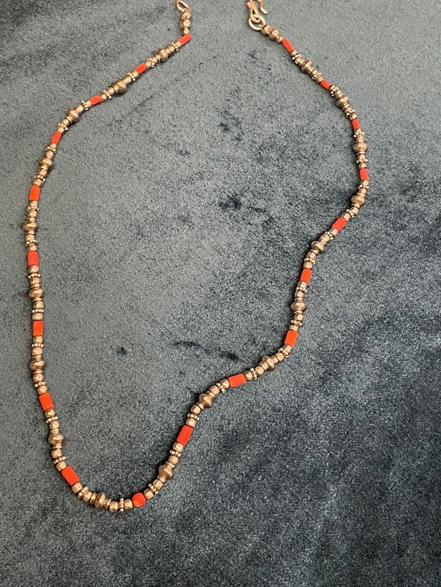 Cadenita plata y piedras rojas