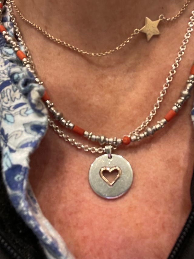 Cadenita plata y piedras rojas