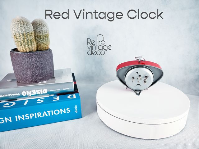 Reloj despertador vintage de la era espacial.