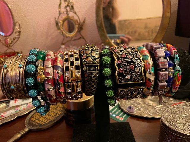 Pulseras variadas: bolitas plata, perlas y piedras