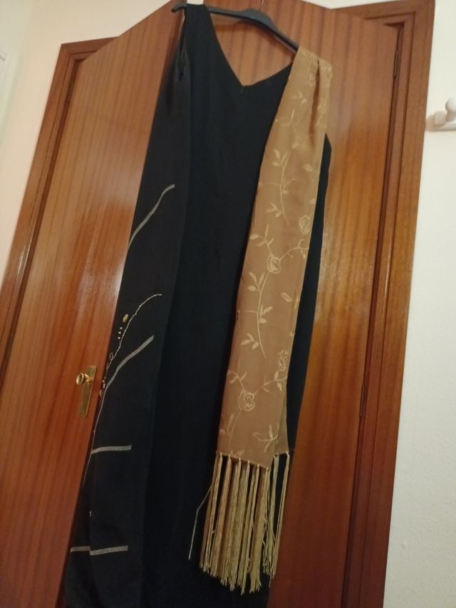 Vestido largo con fular y diseño en los bajos wle