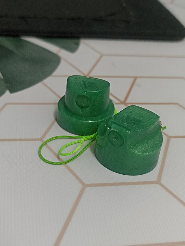 pins y llaveros de resina caps graffiti