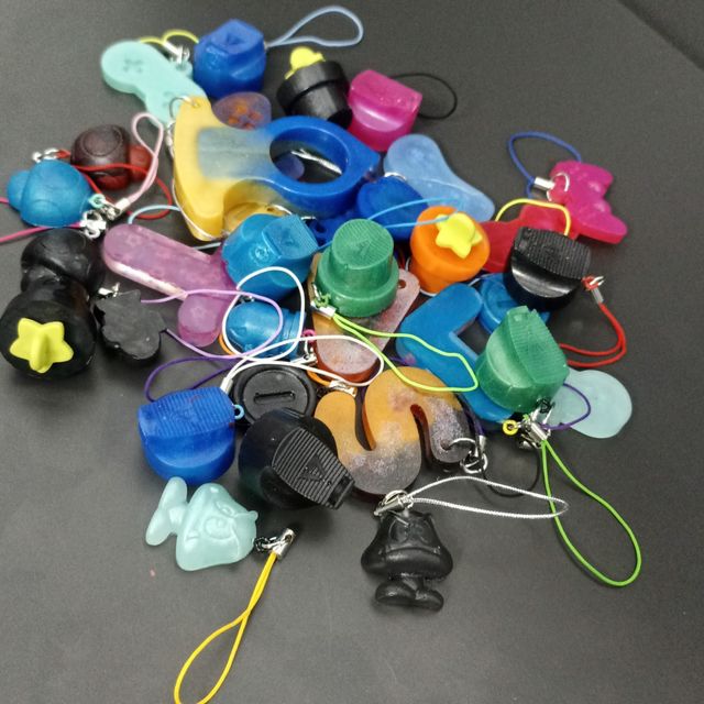 pins y llaveros de resina caps graffiti