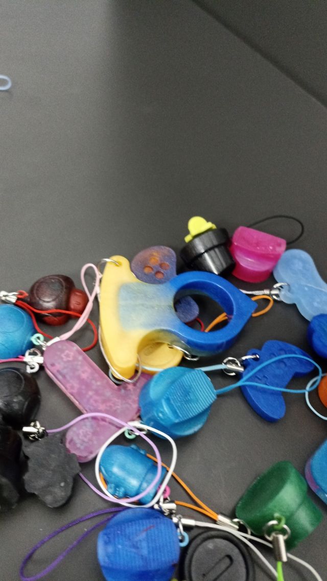 pins y llaveros de resina caps graffiti