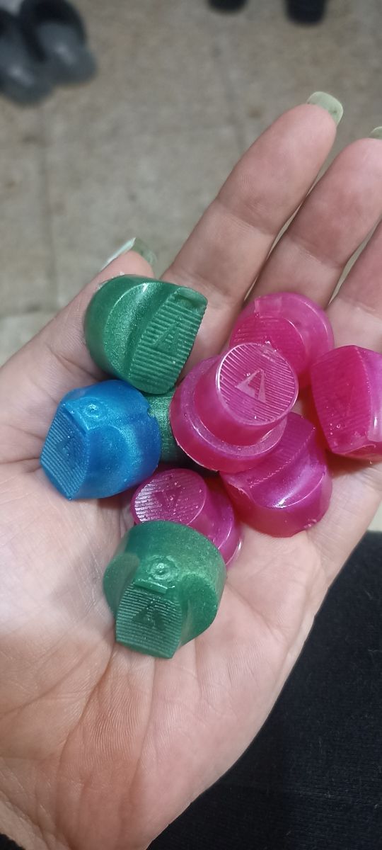 pins y llaveros de resina caps graffiti