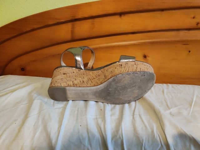 sandalia cuña plateada