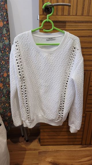 Sudadera blanca tachas textura Bershka