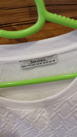 Sudadera blanca tachas textura Bershka
