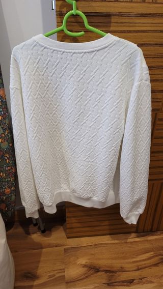 Sudadera blanca tachas textura Bershka