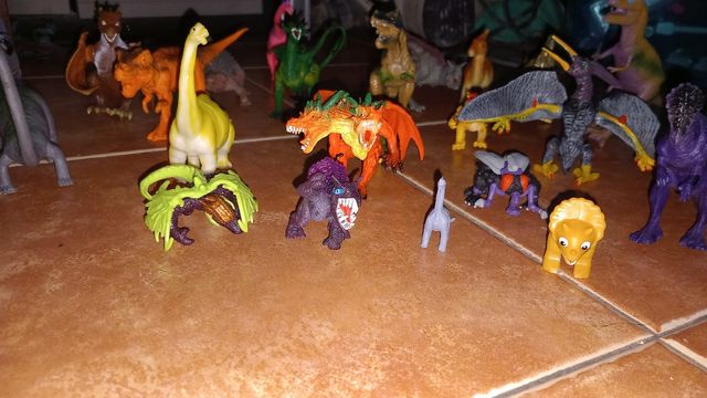 Lote de dragones y dinosaurios