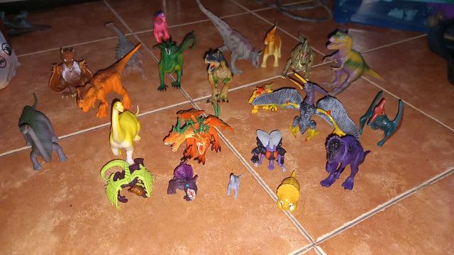 Lote de dragones y dinosaurios