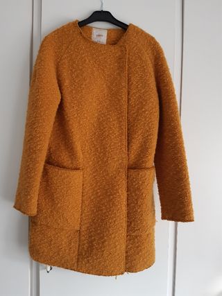 Abrigo color mostaza de lana. Pull&bear 