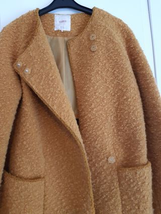 Abrigo color mostaza de lana. Pull&bear 