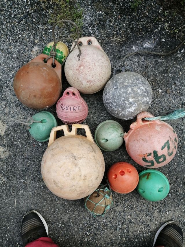 variedad de boyas para embarcación