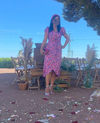 vestido +bolso + tocado