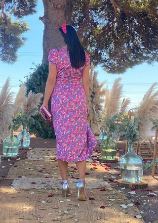 vestido +bolso + tocado