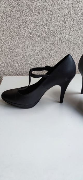 Zapato de tacón negro 