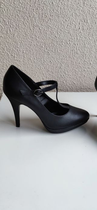 Zapato de tacón negro 
