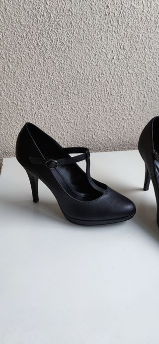 Zapato de tacón negro 