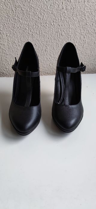 Zapato de tacón negro 