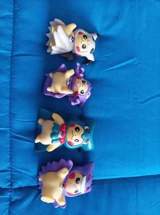 4 muñecos picachu