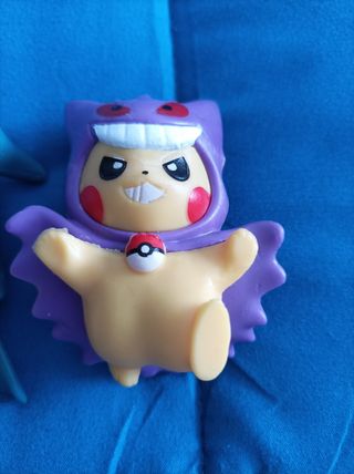 4 muñecos picachu