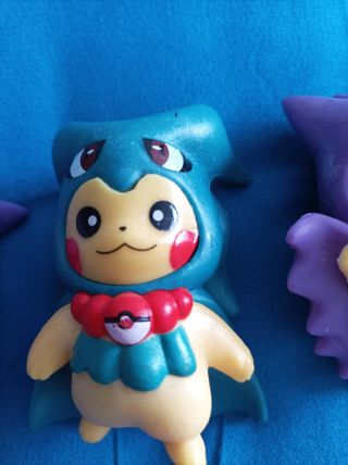 4 muñecos picachu