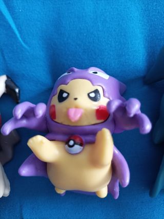 4 muñecos picachu