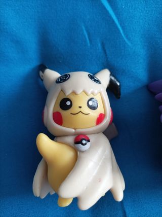 4 muñecos picachu