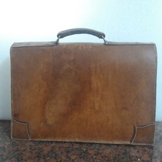 Maletín de cuero.
