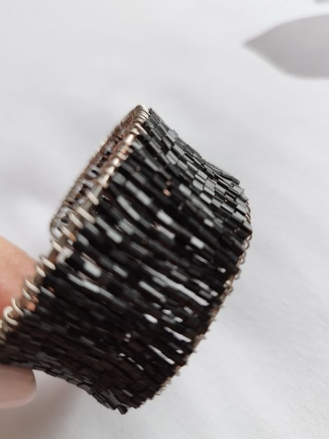 Pulsera negra tipo brazalete con brillos🥰