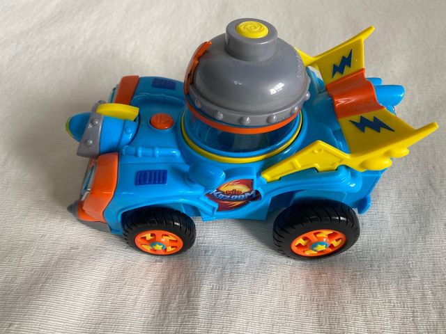 Coche Kid Kazoom, como nuevo. Regalo 8 superzings